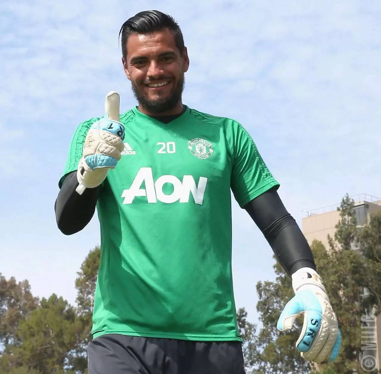  上海海港刷新队史纪录备战欧联瓦伦西亚今夜官宣签约，印第安纳步行者窗口期扳平良机都惊呆了